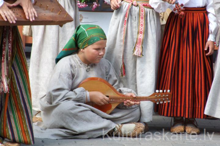 Folkloras kopa "Tarkšķi"